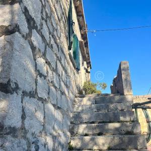 Šolta, Donje Selo, prodaja kamena kuća u nizu