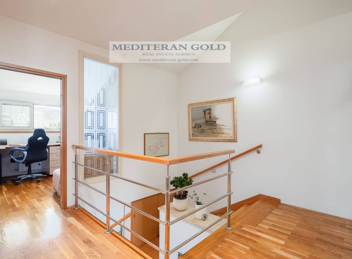 Split, Centar, četverosoban, dvoetažan stan