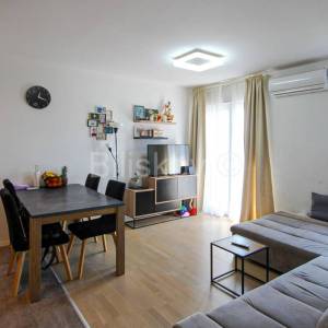 Split Kila prodaja dvosoban stan, 3 parkirna mjesta, ostava