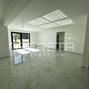 Stan 89 m² u novogradnji s bazenom, vrtom i garažnim mjestom – Okrug Gornji
