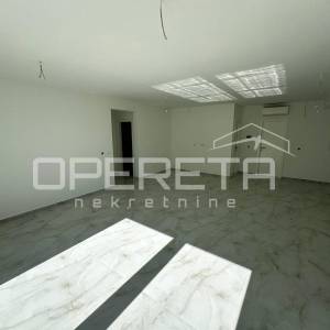 Stan 89 m² u novogradnji s bazenom, vrtom i garažnim mjestom – Okrug Gornji
