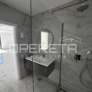 Stan 89 m² u novogradnji s bazenom, vrtom i garažnim mjestom – Okrug Gornji
