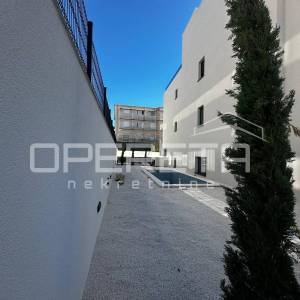 Stan 89 m² u novogradnji s bazenom, vrtom i garažnim mjestom – Okrug Gornji
