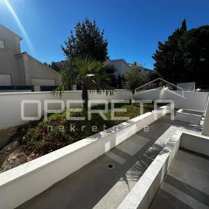 Stan 89 m² u novogradnji s bazenom, vrtom i garažnim mjestom – Okrug Gornji
