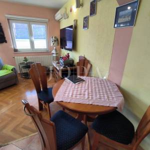 stan na Drenovi sa 2 balkona, okućnicom i parkingom