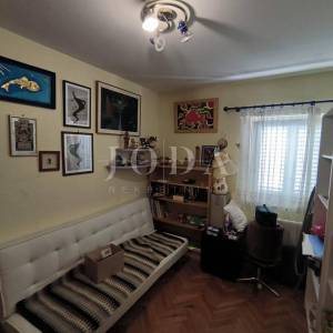 stan na Drenovi sa 2 balkona, okućnicom i parkingom