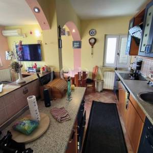 stan na Drenovi sa 2 balkona, okućnicom i parkingom