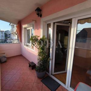 stan na Drenovi sa 2 balkona, okućnicom i parkingom