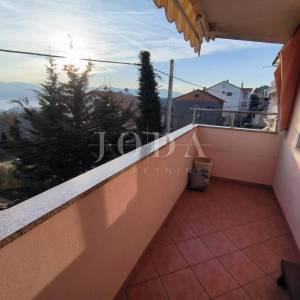 stan na Drenovi sa 2 balkona, okućnicom i parkingom