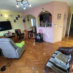 stan na Drenovi sa 2 balkona, okućnicom i parkingom