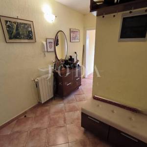 stan na Drenovi sa 2 balkona, okućnicom i parkingom