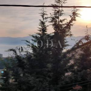 stan na Drenovi sa 2 balkona, okućnicom i parkingom