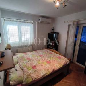 stan na Drenovi sa 2 balkona, okućnicom i parkingom