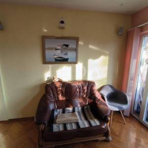 stan na Drenovi sa 2 balkona, okućnicom i parkingom