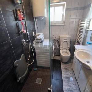 stan na Drenovi sa 2 balkona, okućnicom i parkingom