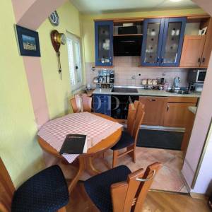 stan na Drenovi sa 2 balkona, okućnicom i parkingom