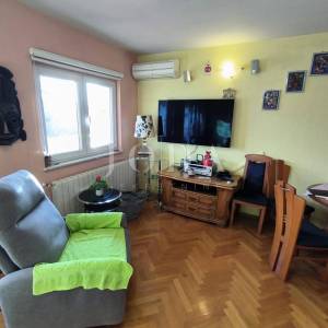 stan na Drenovi sa 2 balkona, okućnicom i parkingom