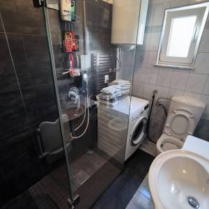 stan na Drenovi sa 2 balkona, okućnicom i parkingom