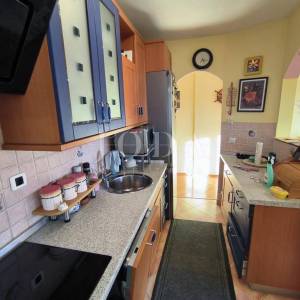 stan na Drenovi sa 2 balkona, okućnicom i parkingom