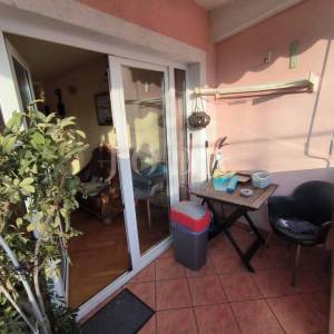 stan na Drenovi sa 2 balkona, okućnicom i parkingom