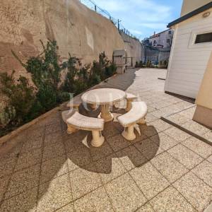 Stan s okućnicom i pogledom na more