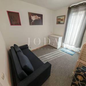 Stan s okućnicom i pogledom na more