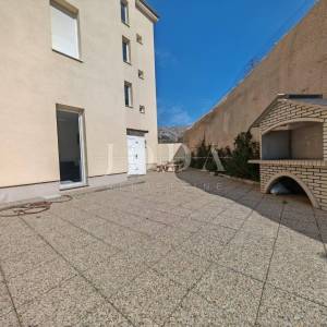 Stan s okućnicom i pogledom na more