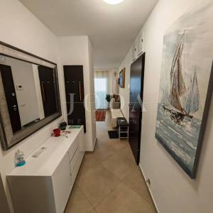 Stan s okućnicom i pogledom na more