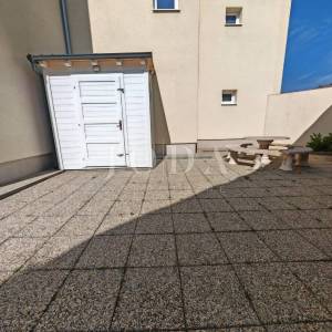 Stan s okućnicom i pogledom na more