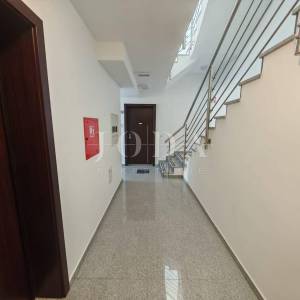 Stan s okućnicom i pogledom na more