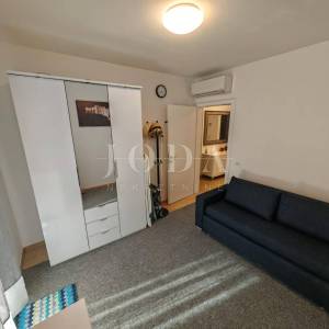 Stan s okućnicom i pogledom na more