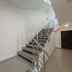 Stan s okućnicom i pogledom na more