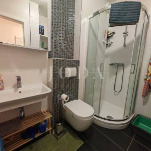 Stan s okućnicom i pogledom na more