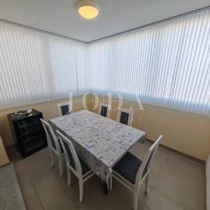 Stan s okućnicom i pogledom na more