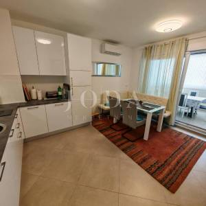 Stan s okućnicom i pogledom na more