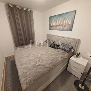 Stan s okućnicom i pogledom na more