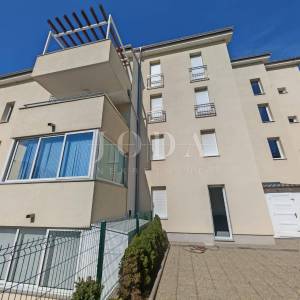 Stan s okućnicom i pogledom na more