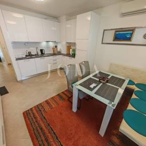 Stan s okućnicom i pogledom na more