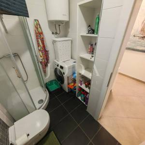 Stan s okućnicom i pogledom na more