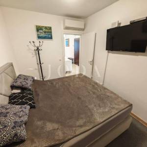 Stan s okućnicom i pogledom na more