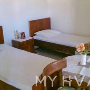 Stan sa konobom u centru Sućurja