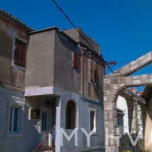 Stan sa konobom u centru Sućurja