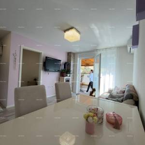 Stan sa vrtom. Blizina Jadreški. 3 km do centra grada Pule.