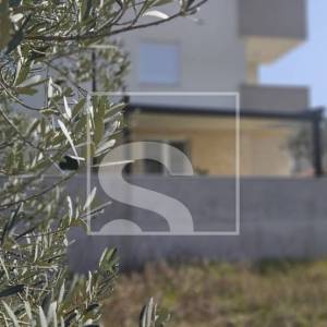 Stan u prizemlju sa velikom terasom