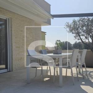 Stan u prizemlju sa velikom terasom