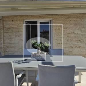 Stan u prizemlju sa velikom terasom