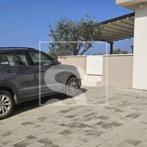 Stan u prizemlju sa velikom terasom