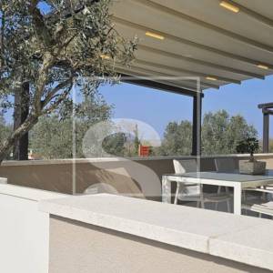 Stan u prizemlju sa velikom terasom