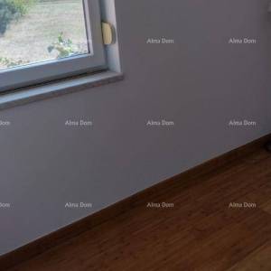 Stan, Valbandon, s 2 parkinga i dvorištem.