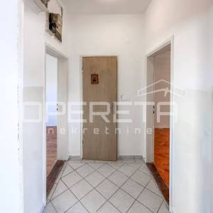 Stan za renovaciju na odličnoj lokaciji u Murteru